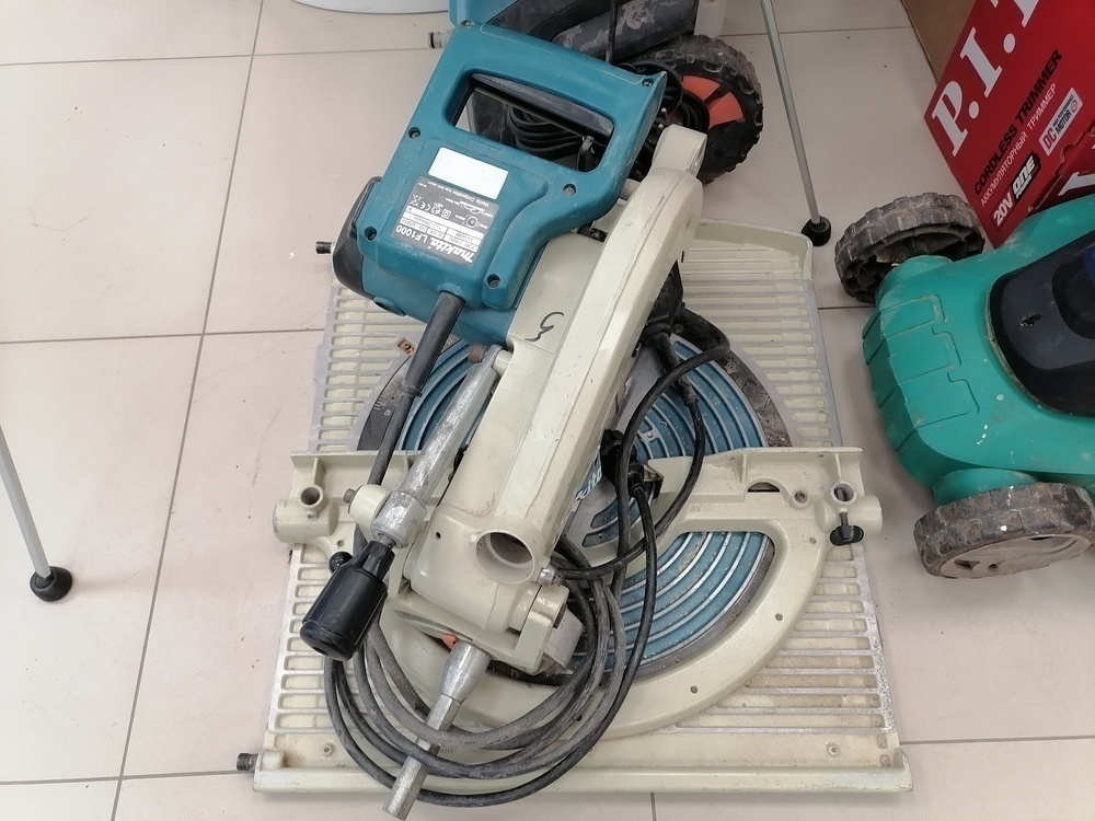 Торцовочная пила Makita LF1000