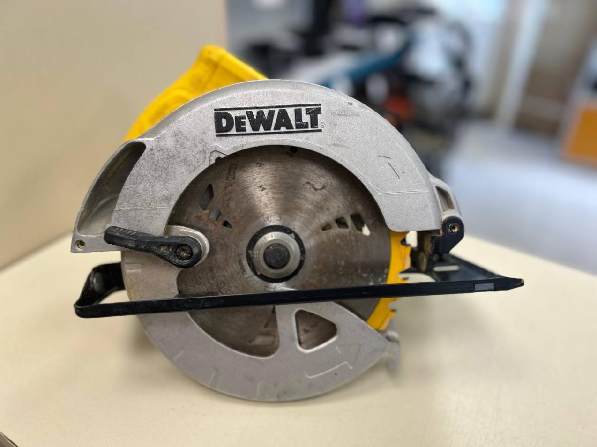 Дисковая пила Dewalt DWE 560