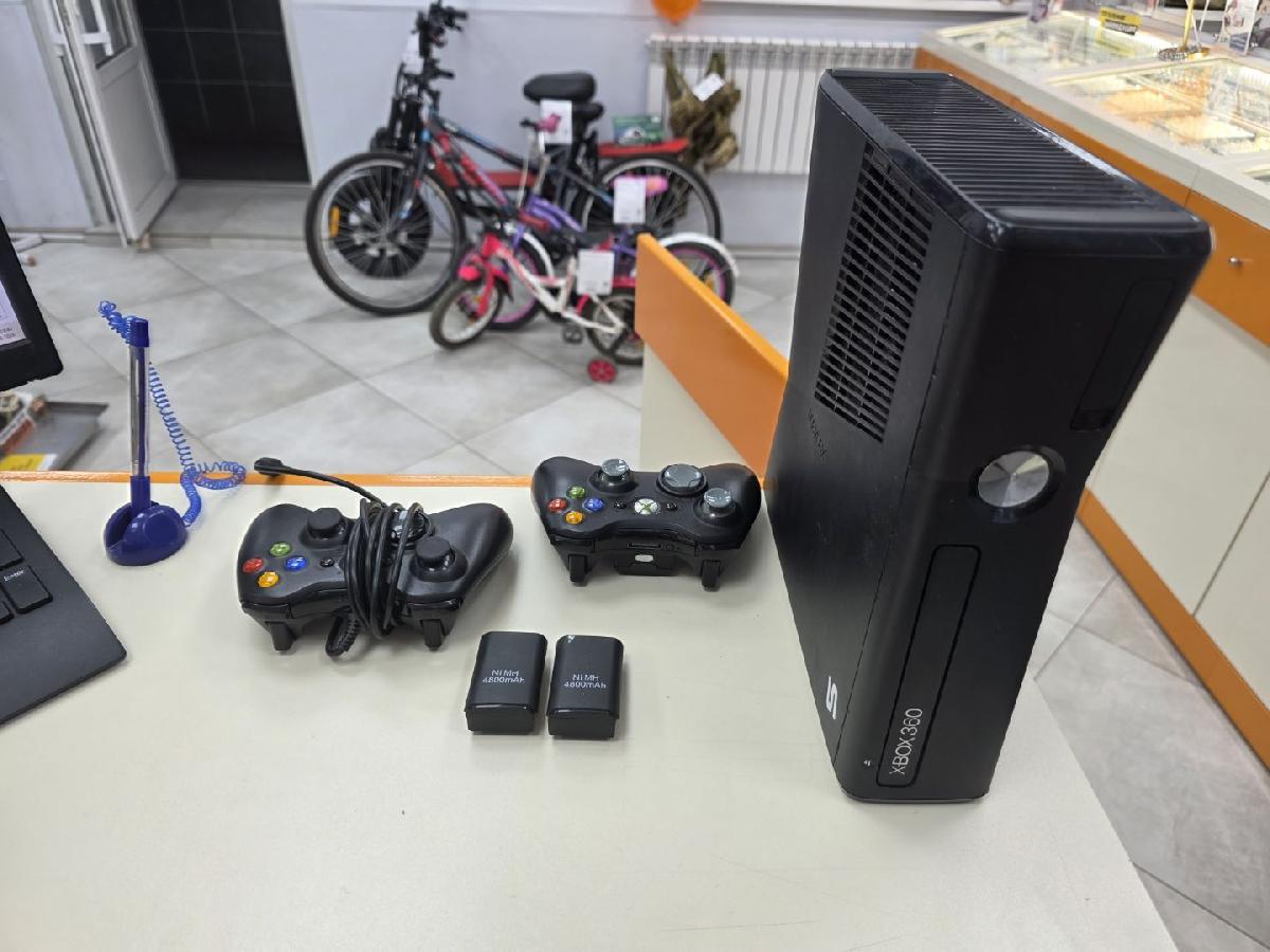 Игровая приставка Xbox 360;