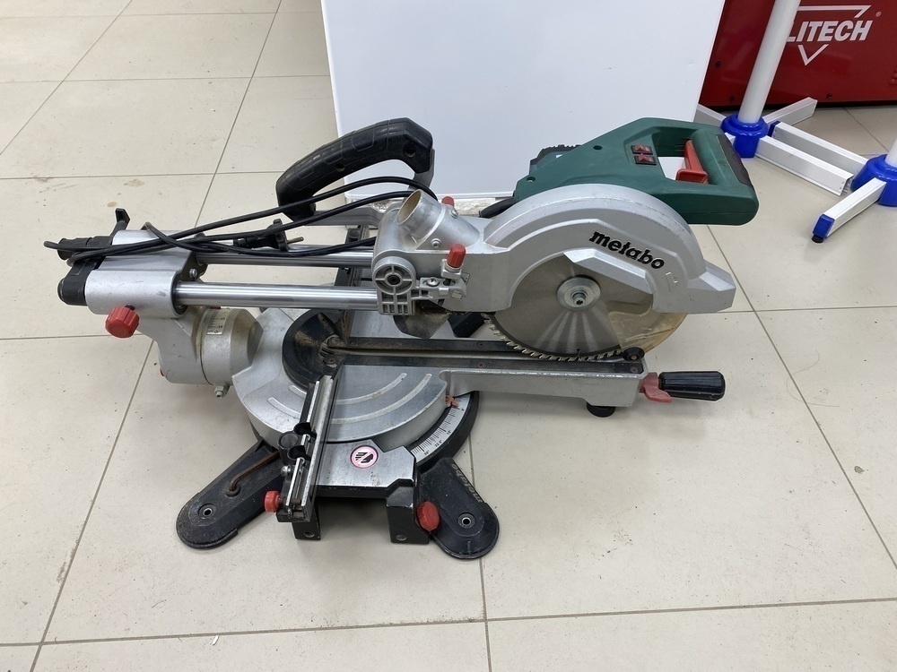 Торцовочная пила Metabo KGS 216M;