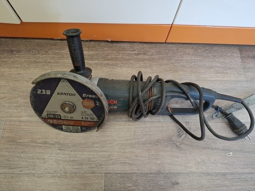 Угловая шлифмашина Bosch D-70745