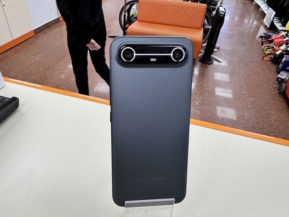 Смартфон Tecno Spark Slim 8/256
