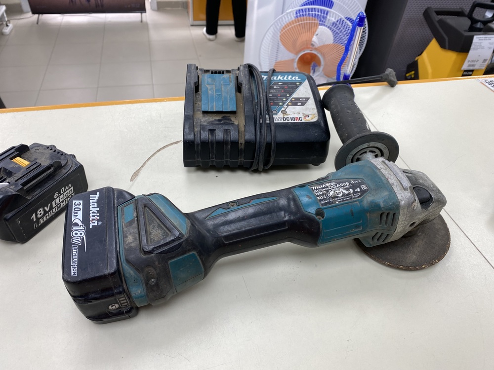 Угловая шлифмашина Makita DGA504