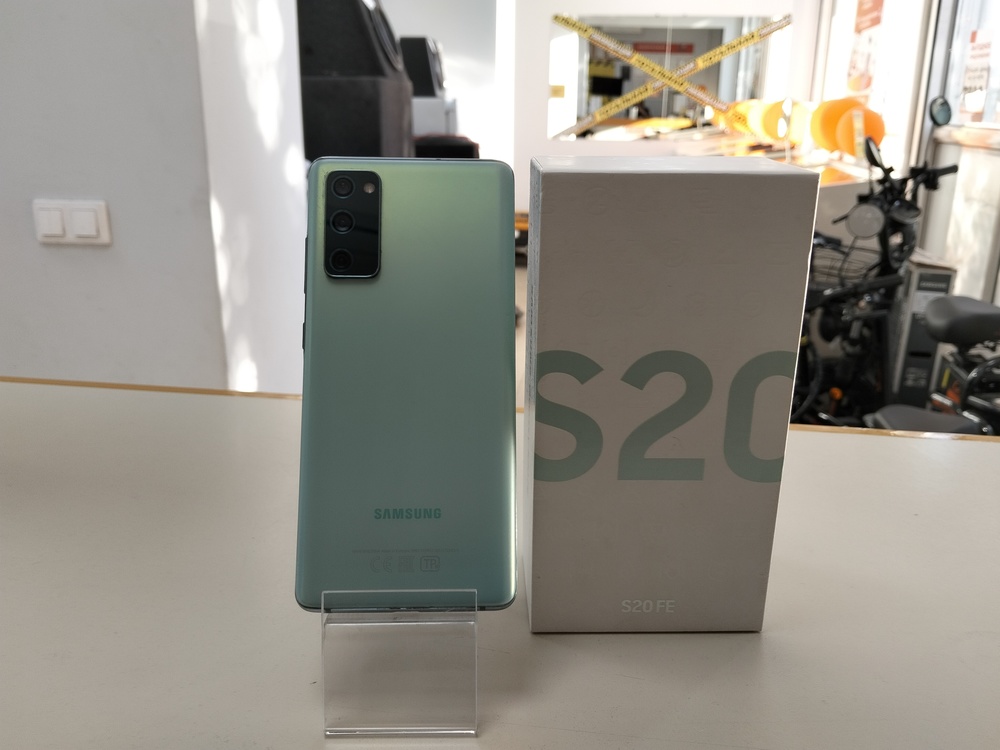 Смартфон Samsung Galaxy S20 FE 6/128