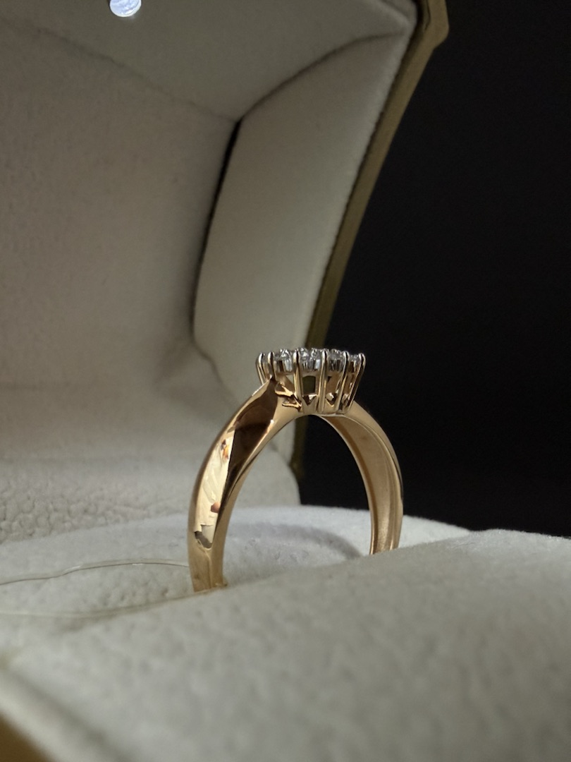 КОЛЬЦО С КАМНЯМИ (Au 585)