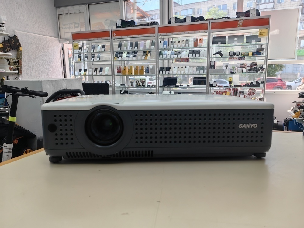 Проектор Sanyo PLC-XU78