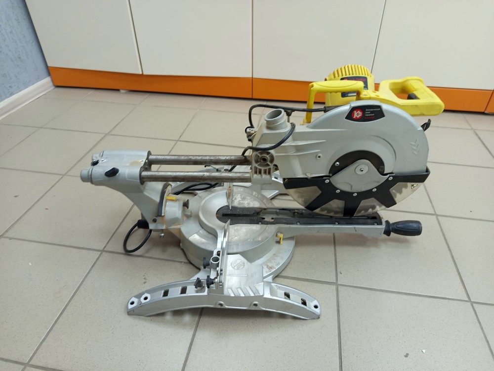 Торцовочная пила Калибр ПТЭ-2100/305