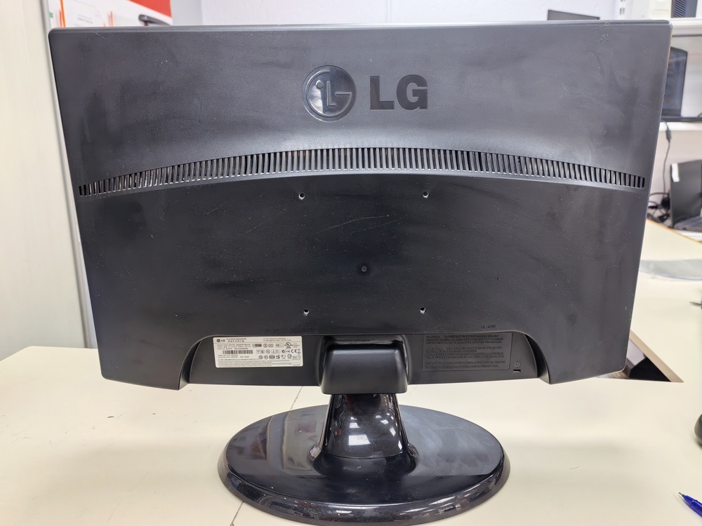 Монитор LG W2243S