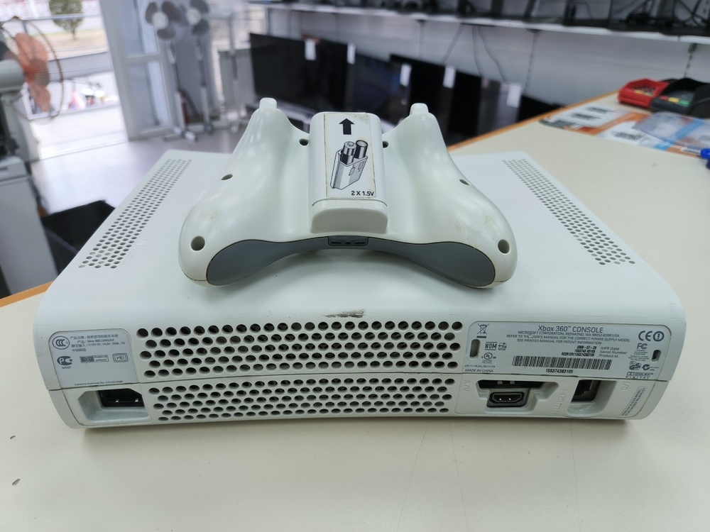Игровая приставка Xbox 360;