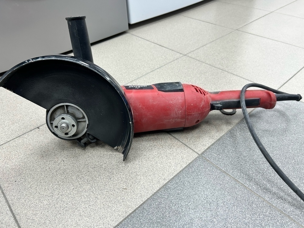 Угловая шлифмашина Elitech МШУ 20-230Э
