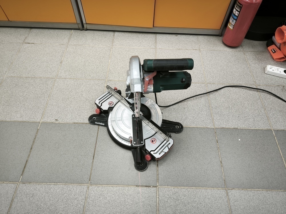 Торцовочная пила METABO KS216M