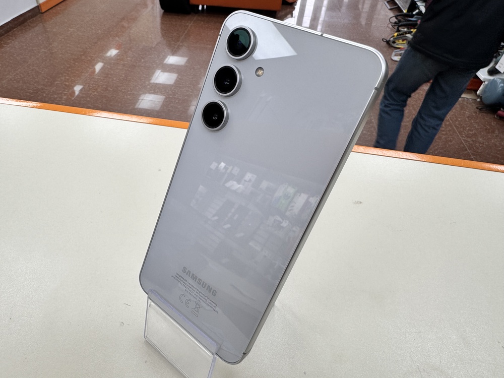 Смартфон Samsung Galaxy S24 FE 8/256