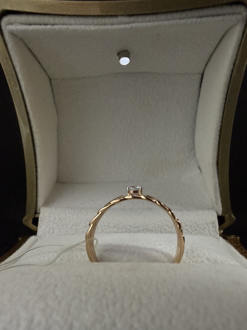 КОЛЬЦО С КАМНЯМИ (Au 585)