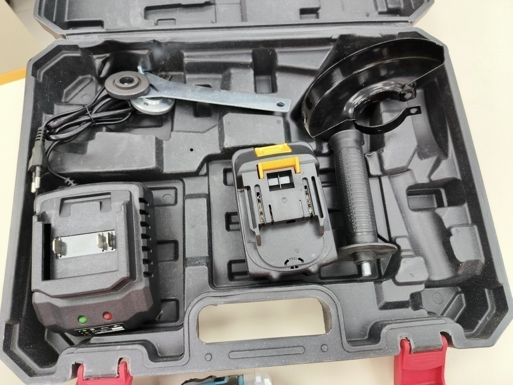 Угловая шлифмашина Makita 118V