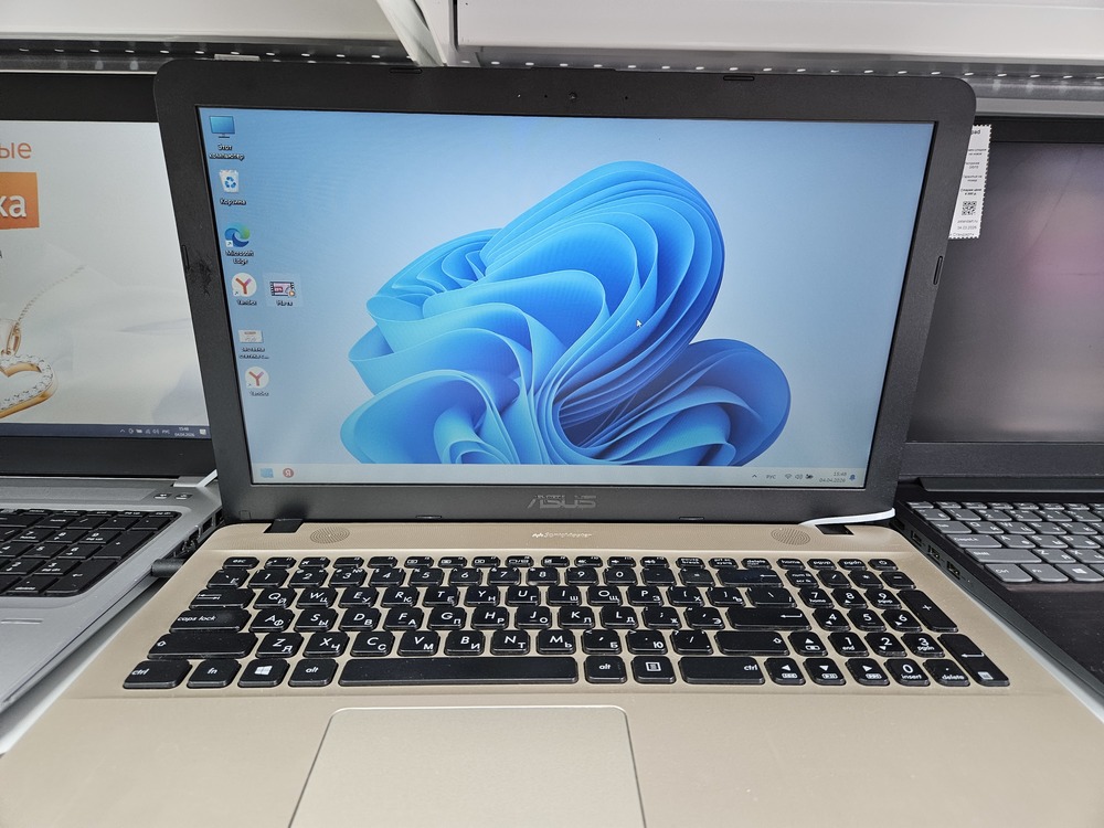 Ноутбук ASUS; Pentium N3710, Intel HD Graphics 505, 4 Гб, 120 Гб, Нет