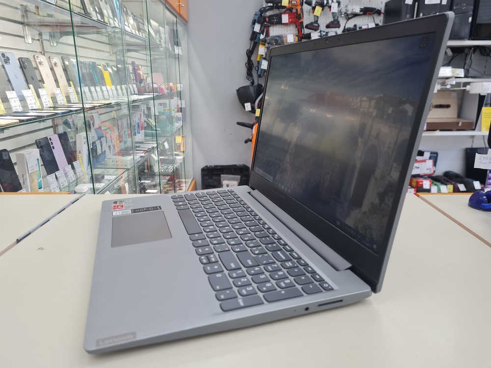 Ноутбук Lenovo; Ryzen 5 3500U, Radeon Vega 8, 8 Гб, 240 Гб, Нет