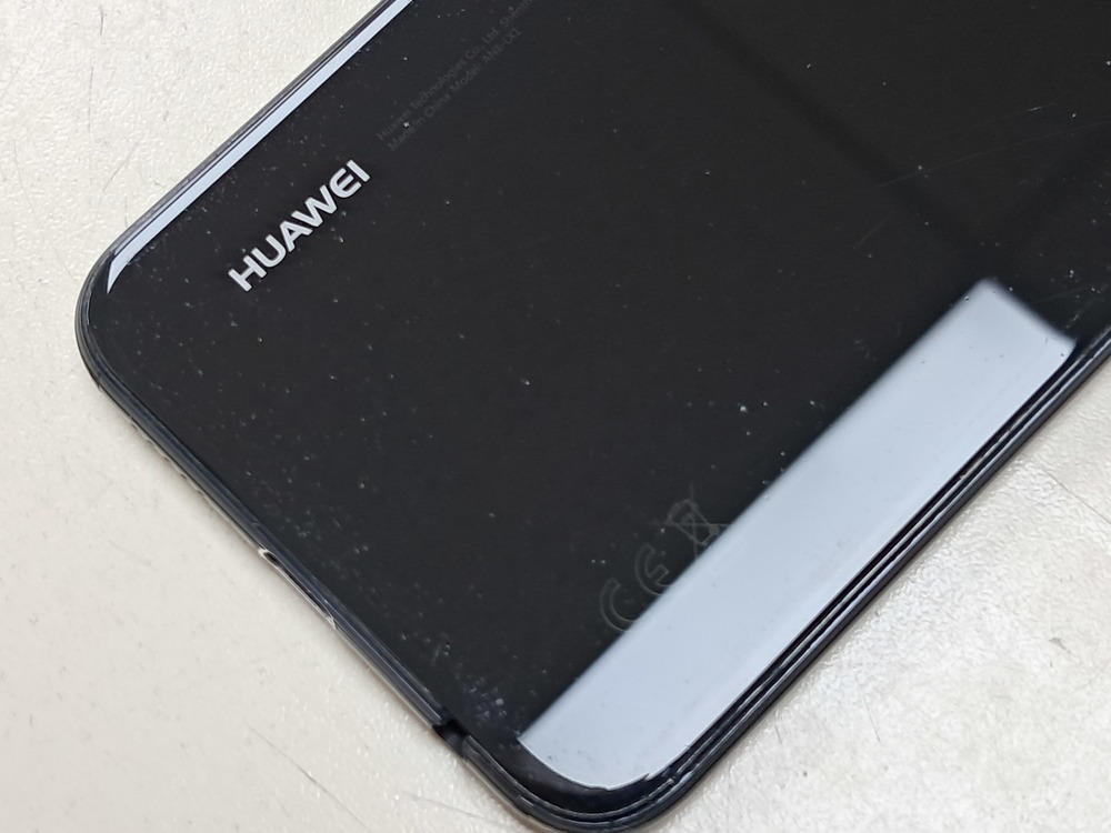 Смартфон Huawei P20 lite