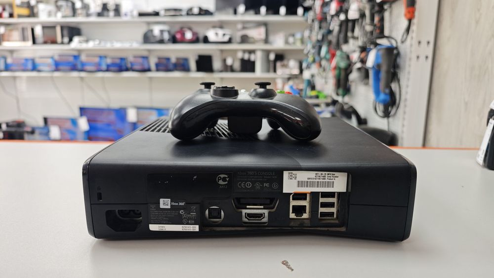 Игровая приставка Xbox 360;