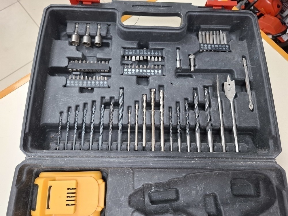 Шуруповерт Dewalt 18V XR;