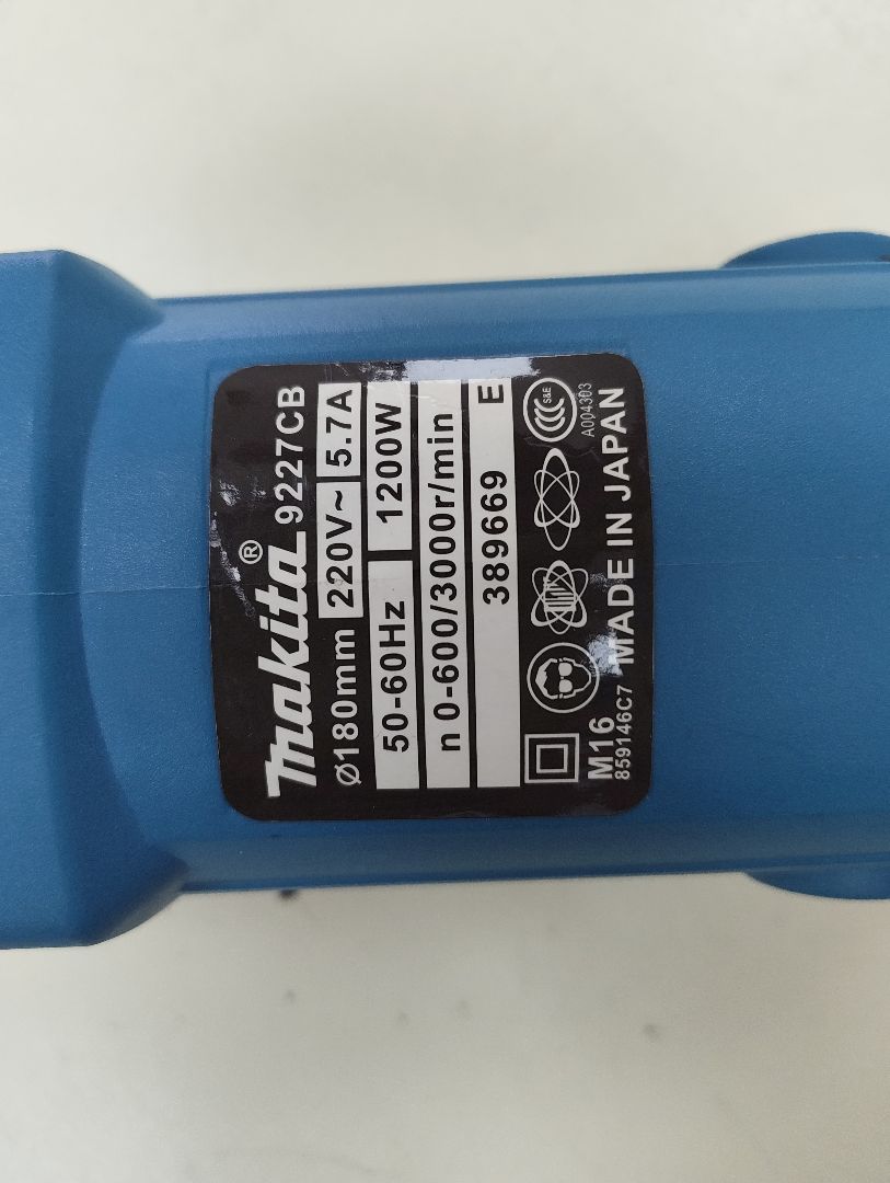 Полировальная машина Makita 9227CB