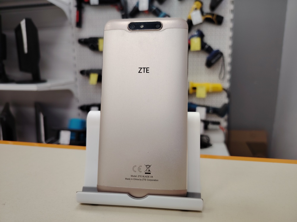 Смартфон ZTE V8