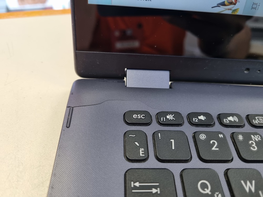 Ноутбук ASUS; Core i3-7020U, Intel HD Graphics 620, 4 Гб, 120 Гб, Нет