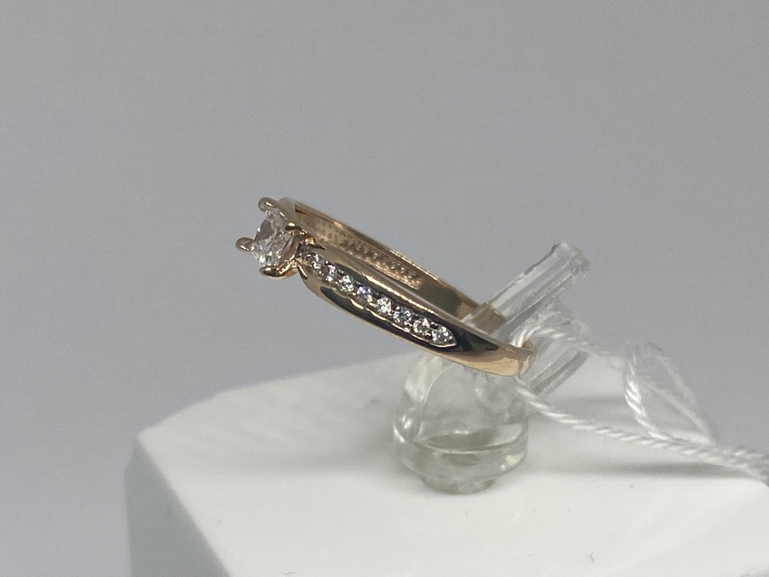 КОЛЬЦО С КАМНЯМИ (Au 585)