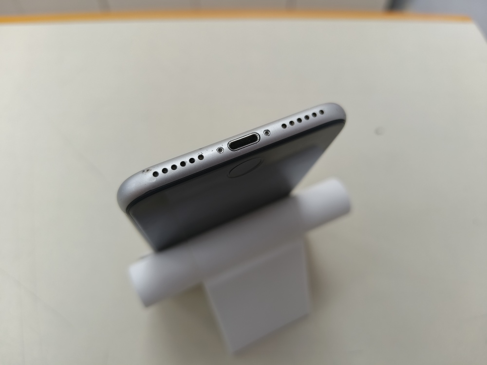 Смартфон Apple iPhone SE 2020 128Gb