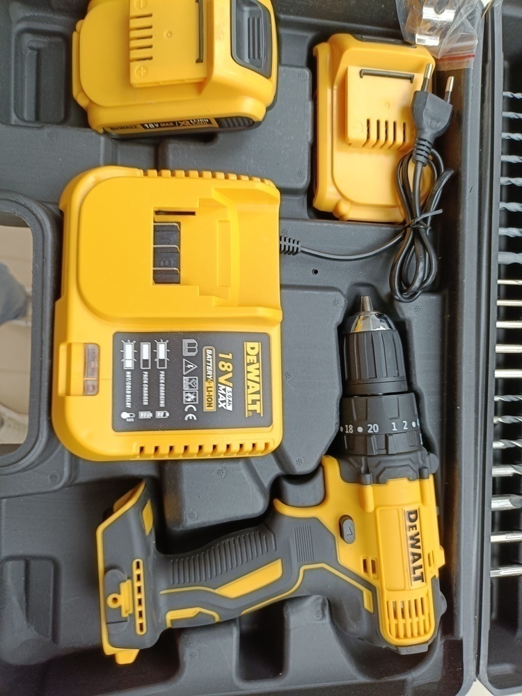 Шуруповерт Dewalt 18V XR;