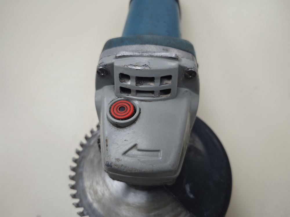 Угловая шлифмашина Makita 125
