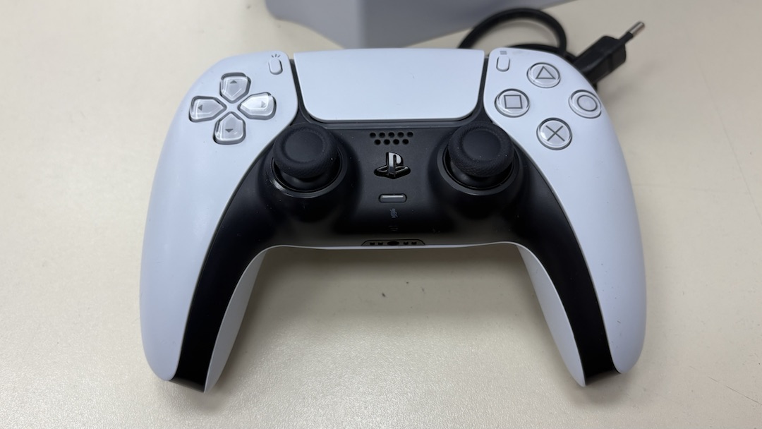 Игровая приставка PlayStation 5 825Gb (С дисководом)