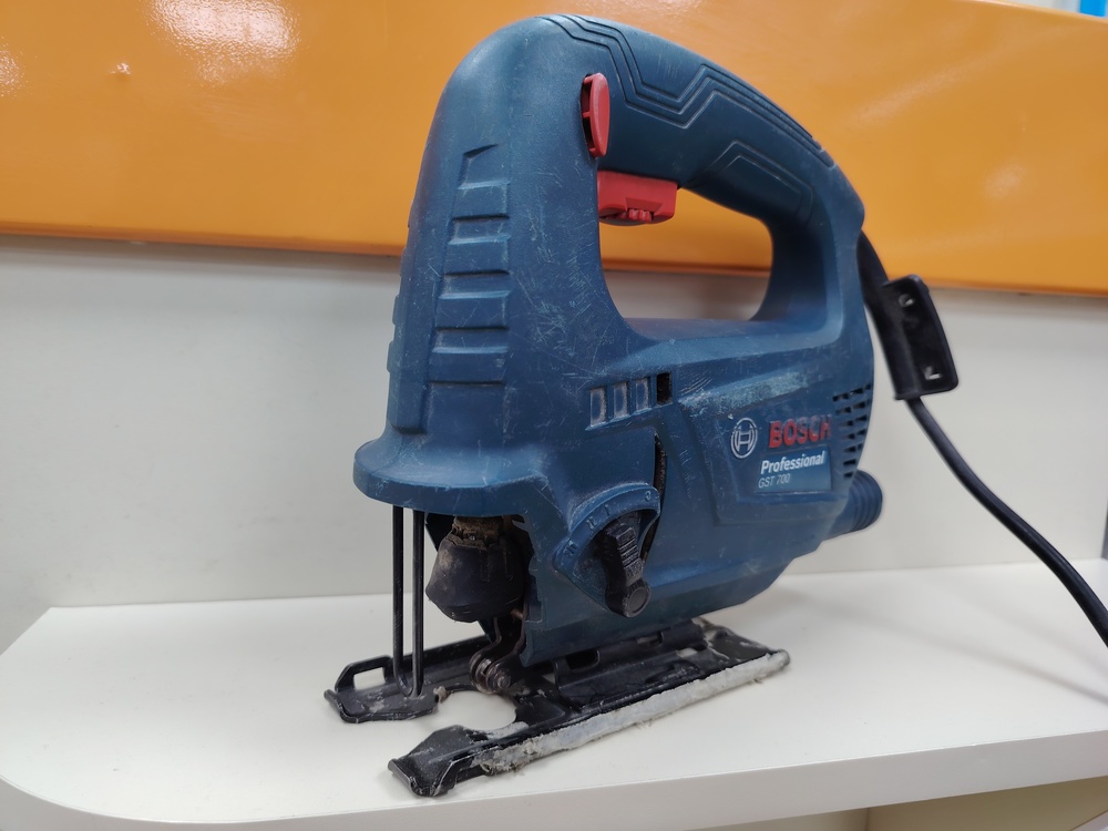Лобзик Bosch GST 700;