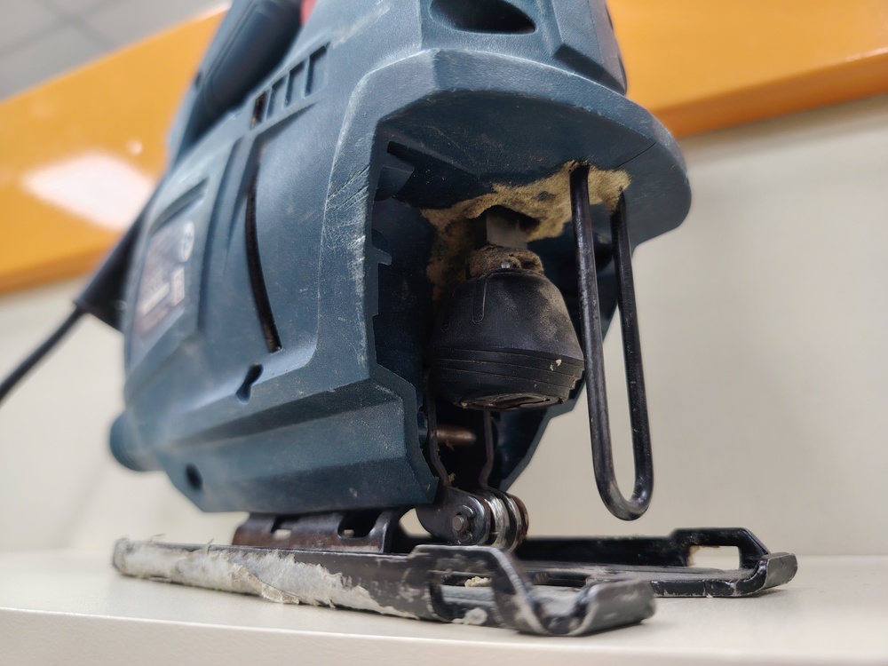 Лобзик Bosch GST 700;