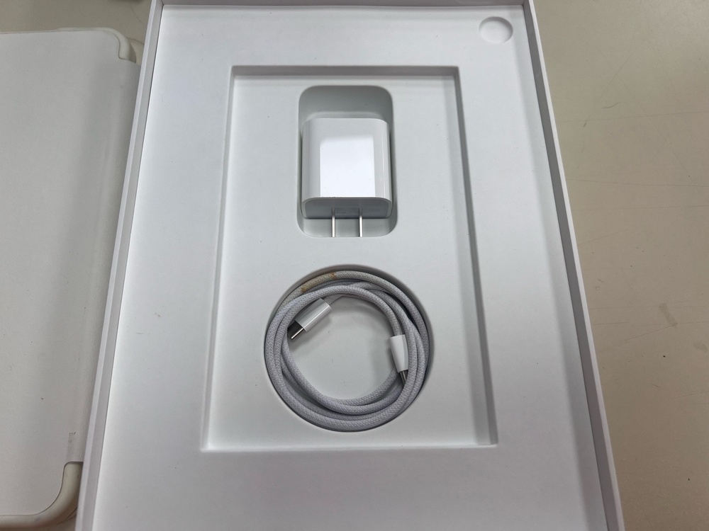 Планшет Apple iPad 10 64 ГБ (2022 A2696 (Wi-Fi)