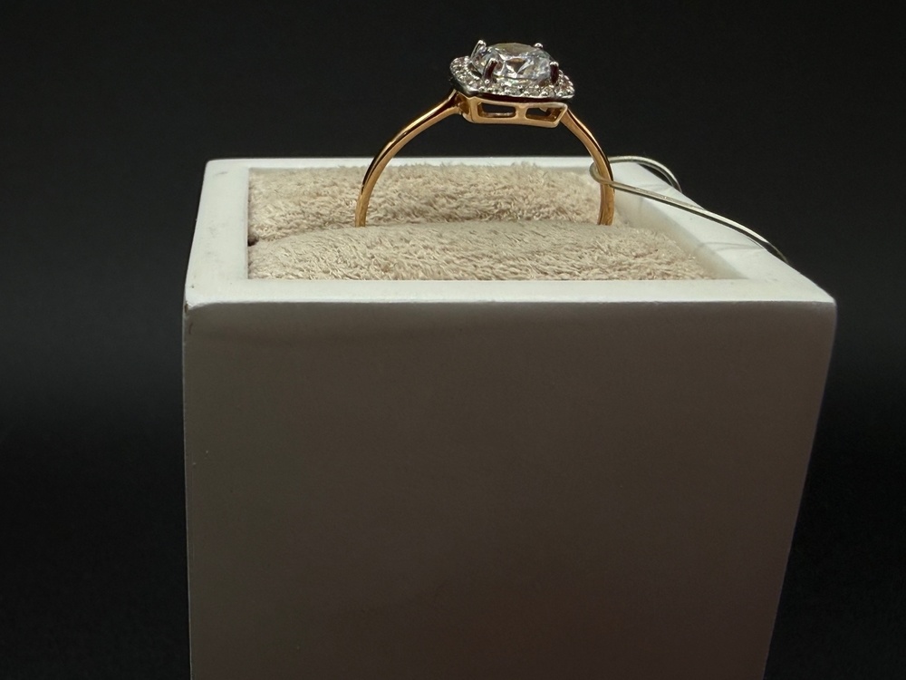 КОЛЬЦО С КАМНЯМИ (Au 585)