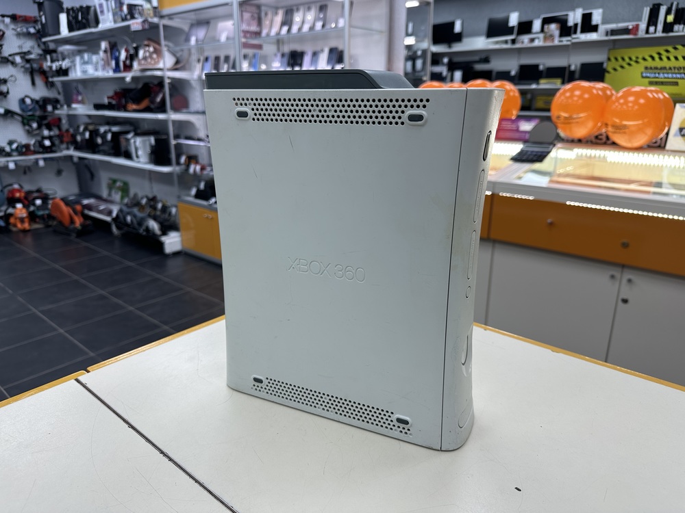 Игровая приставка Xbox 360;