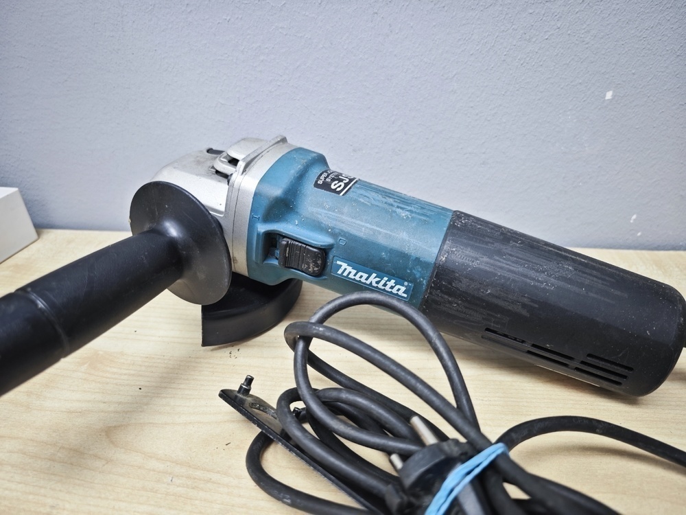 Угловая шлифмашина Makita 9565CVR;