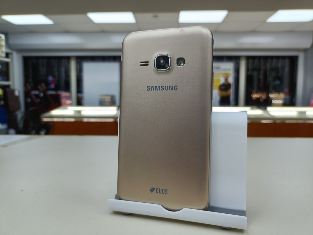 Смартфон Samsung Galaxy J1 2016 1/8