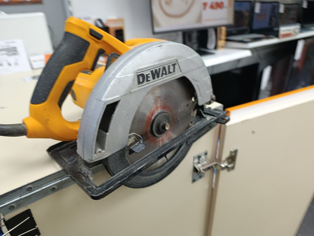 Дисковая пила Dewalt DWE 575