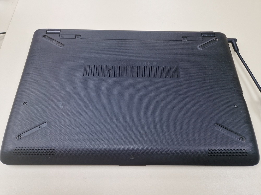 Ноутбук HP 15-rb084ur; A9-9420, Radeon R5 series, 4 Гб, 256 Гб, Нет