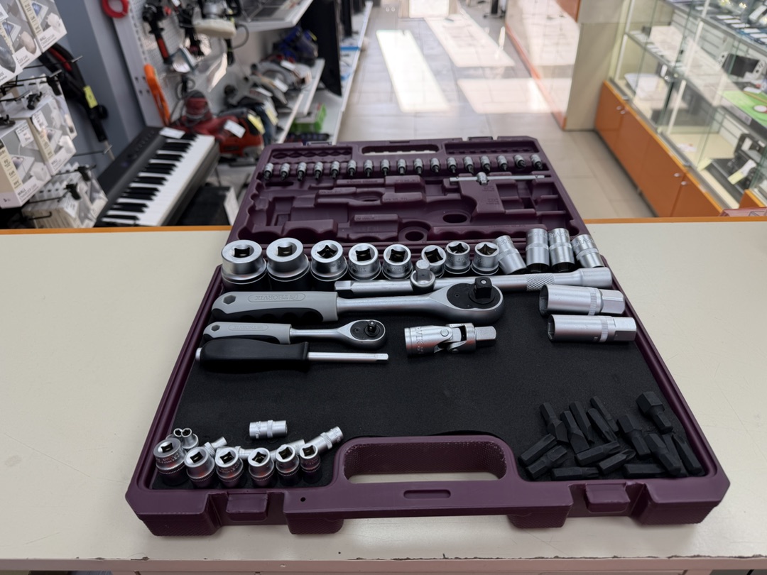 Набор инструментов Thorvik TS082 универсальный 1/4, 1/2 DR с головками торцевыми 12-гранными