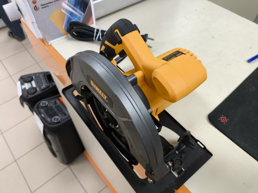 Дисковая пила Dewalt 185A