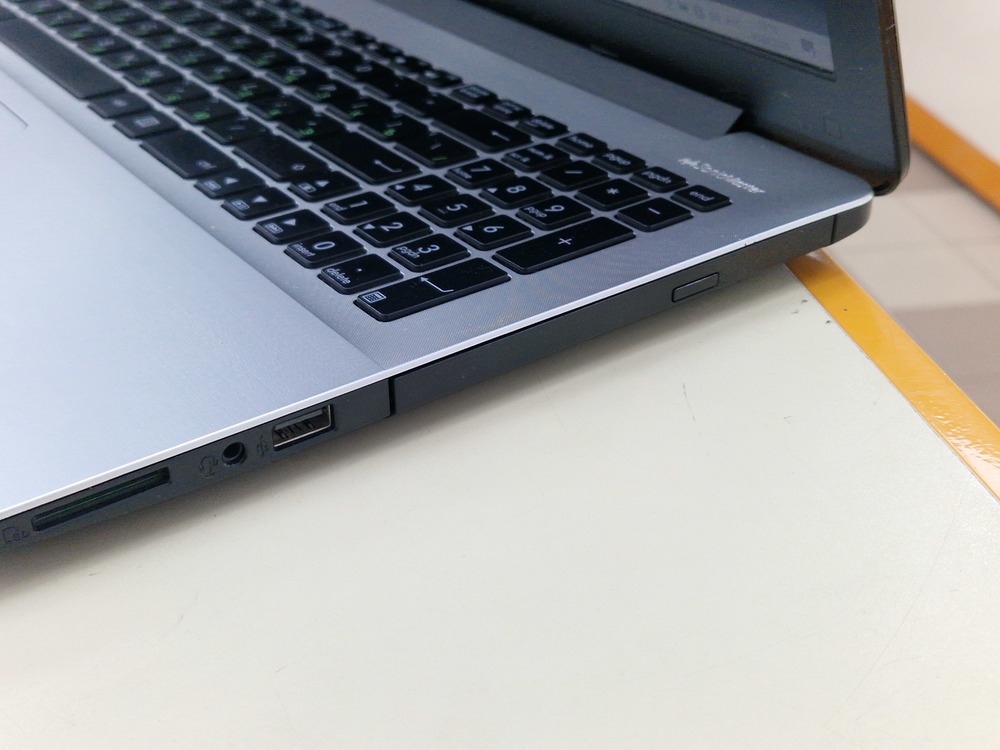 Ноутбук ASUS X555L; Core i5-4210U, GeForce 840M, 12 Гб, 256 Гб, Нет