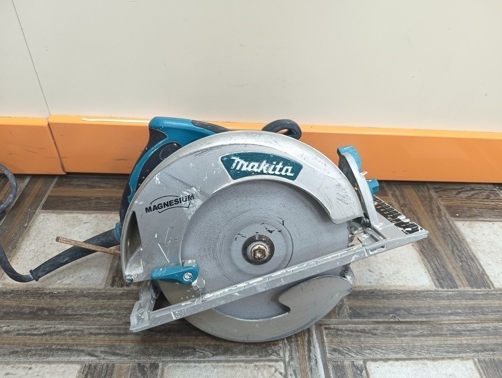 Дисковая пила Makita 5008MG