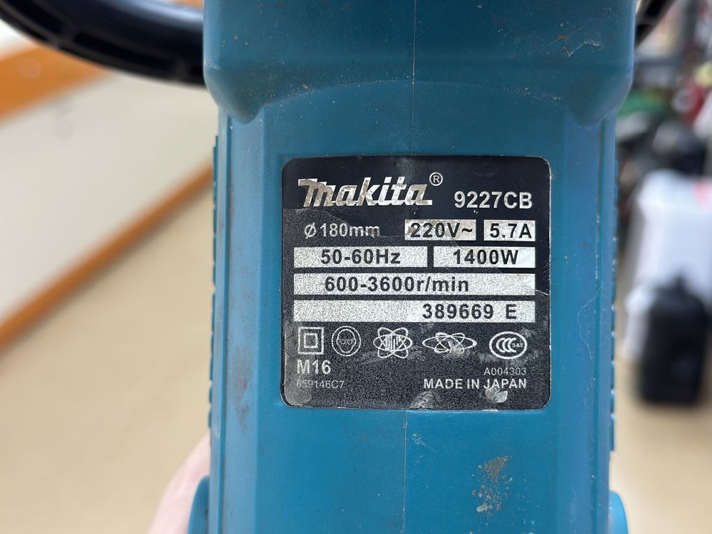 Полировальная машина Makita 9227CB