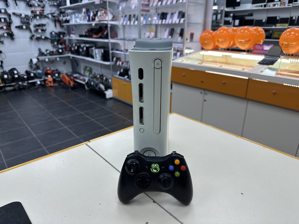 Игровая приставка Xbox 360;