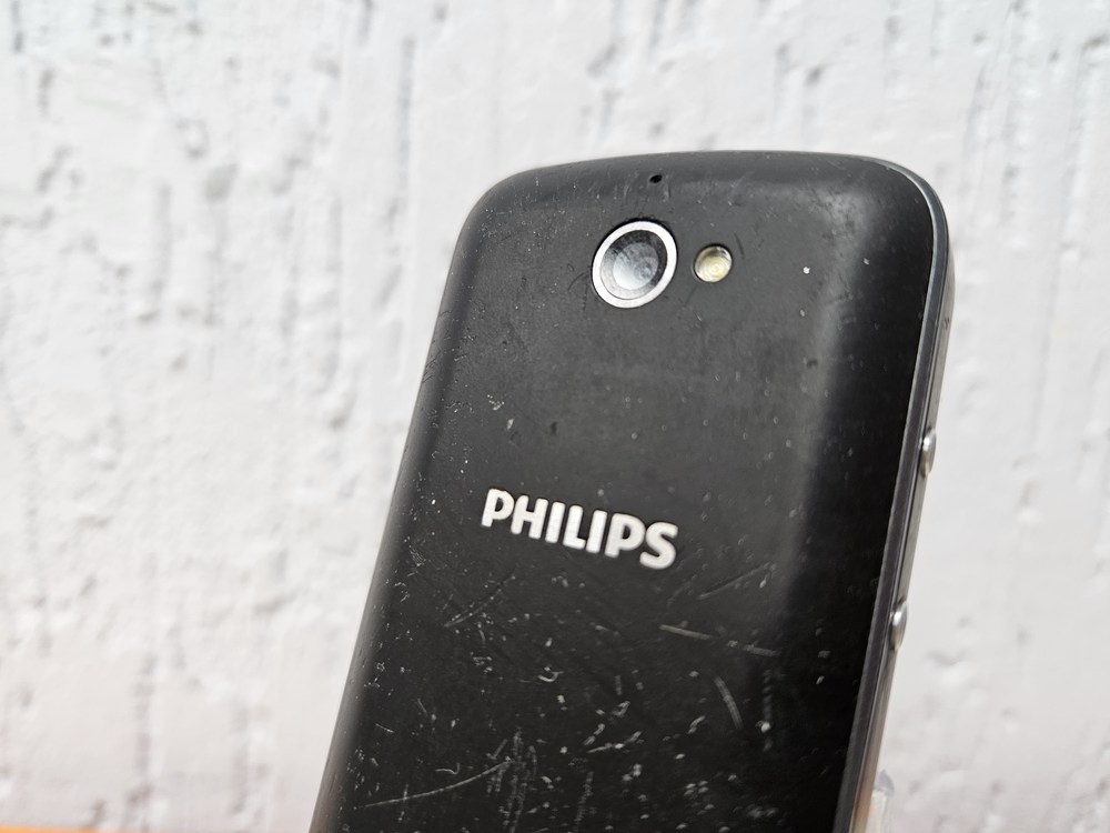 Мобильный телефон Philips E560