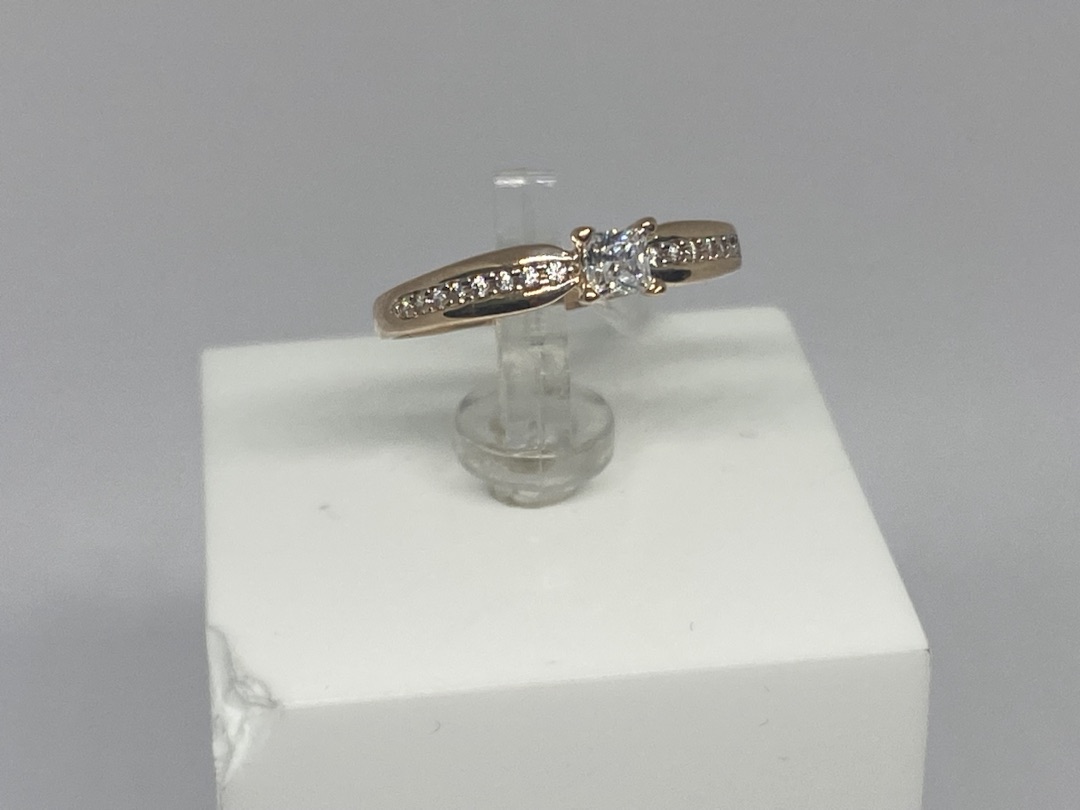 КОЛЬЦО С КАМНЯМИ (Au 585)