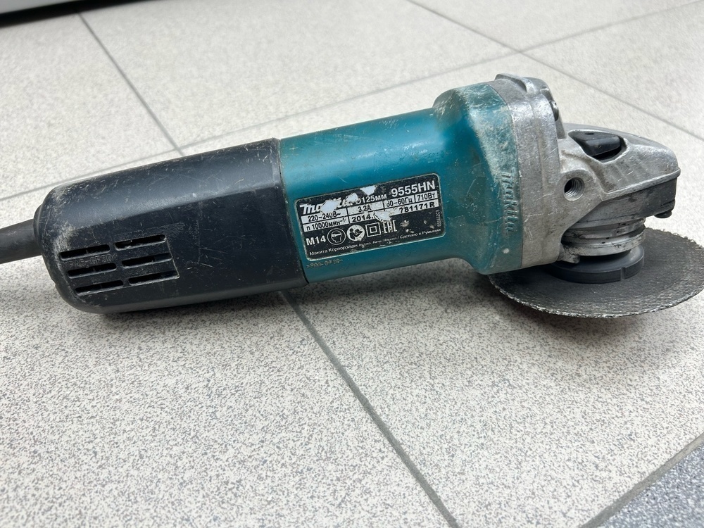 Угловая шлифмашина Makita 9555HN