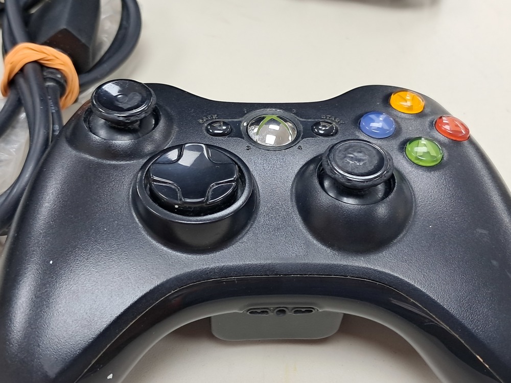 Игровая приставка Xbox 360;